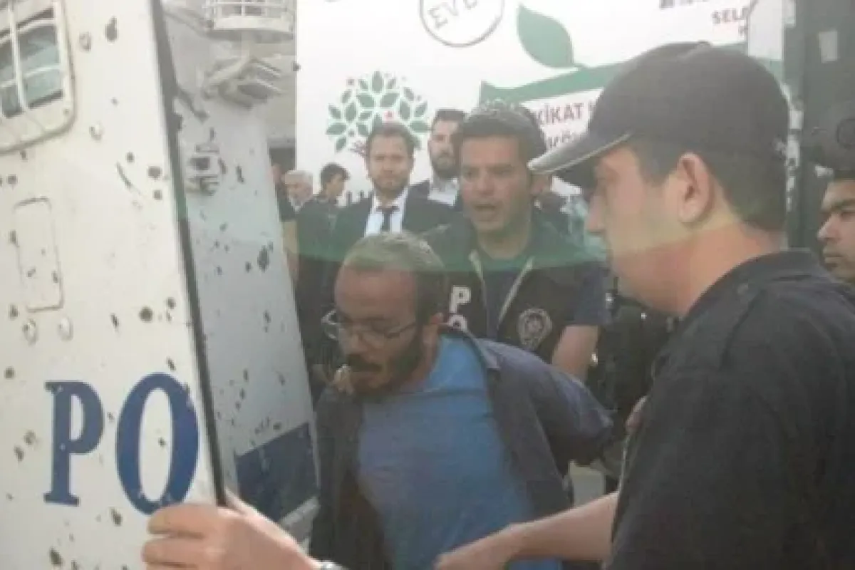 Davutoğlu’nun mitinginden sonra 30 gözaltı