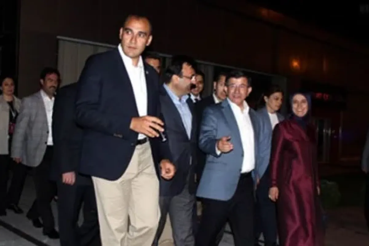 Başbakan Davutoğlu, Abdullah Gül’ün ailesini ziyaret etti