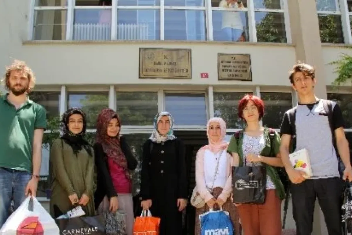 Çocuklar için kapı kapı dolaşıyorlar