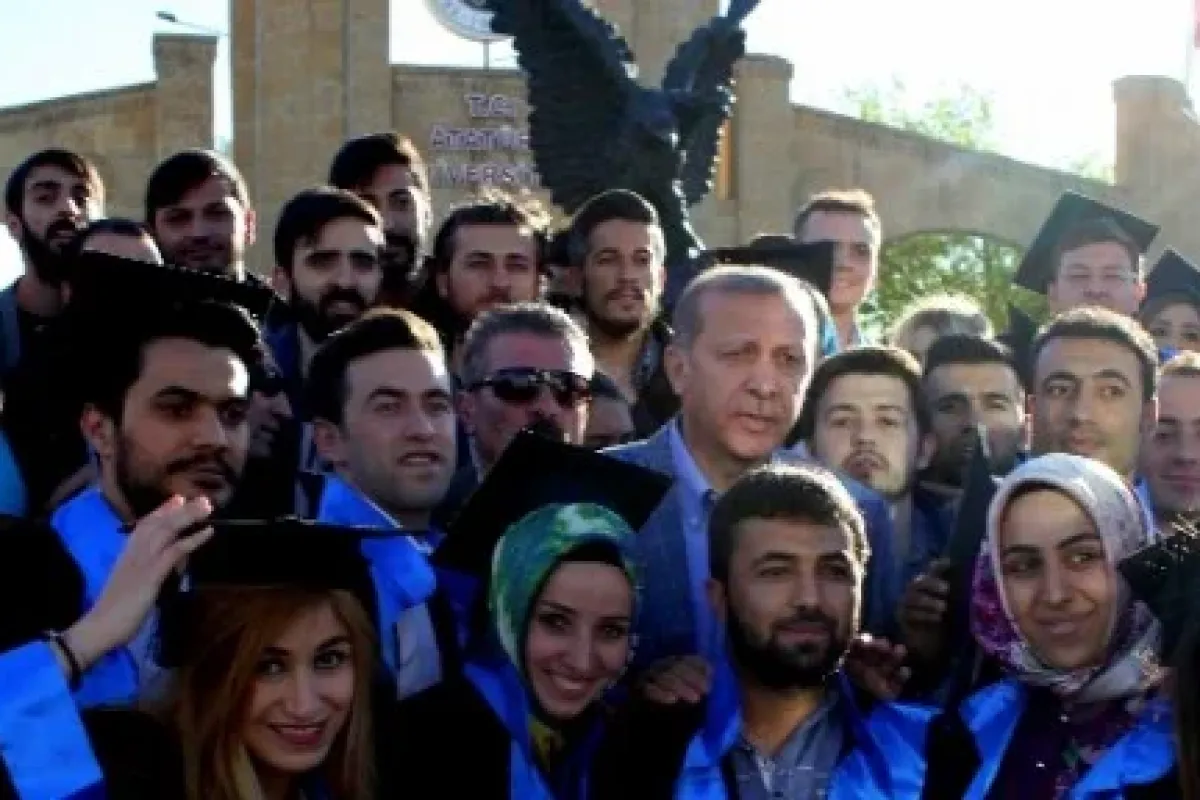 Erdoğan, öğrencilerle mezuniyet pozu verdi