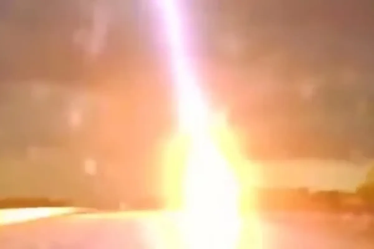 Yıldırım hemen yanı başına düştü