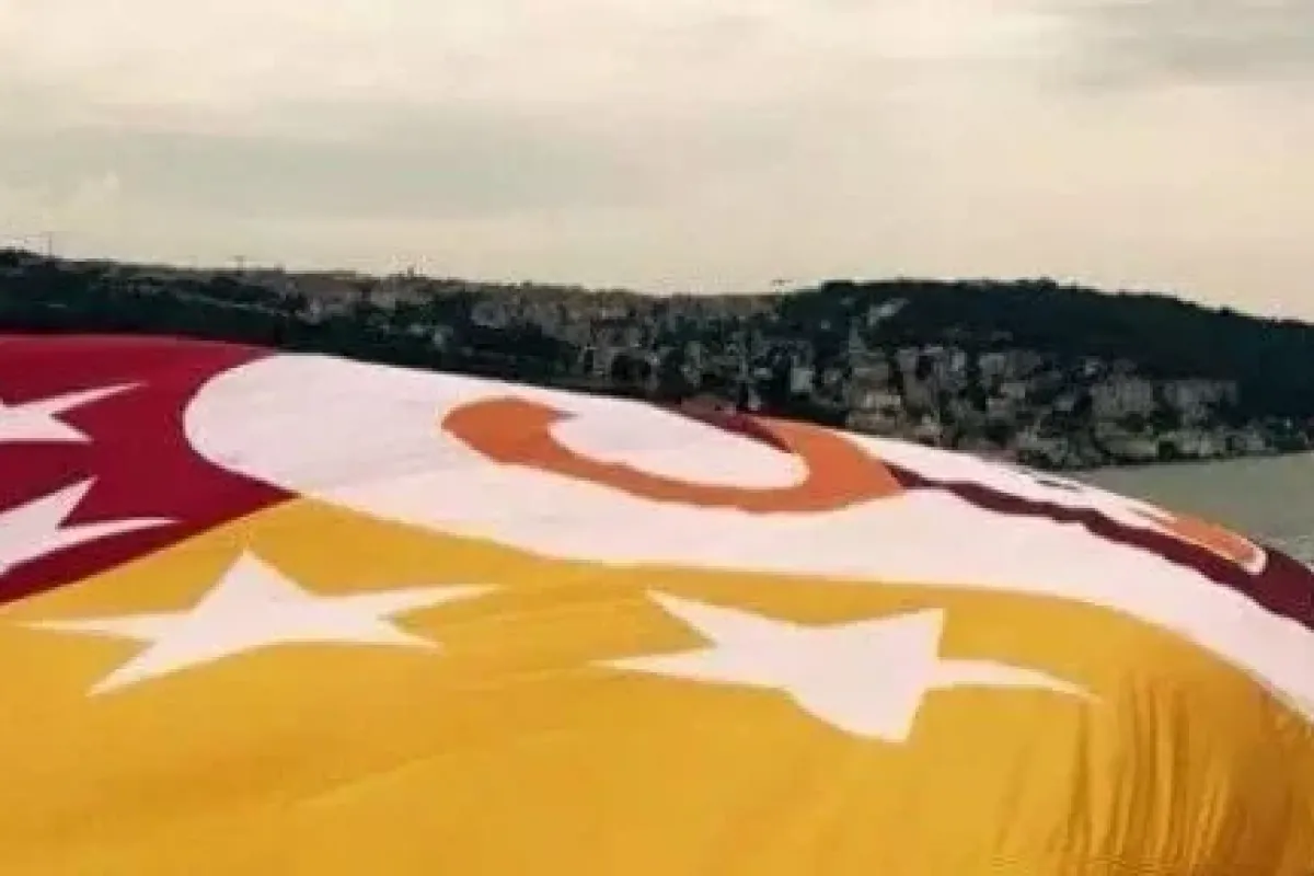 FSM’deki dev G.Saray bayrağı yakılarak denize atıldı