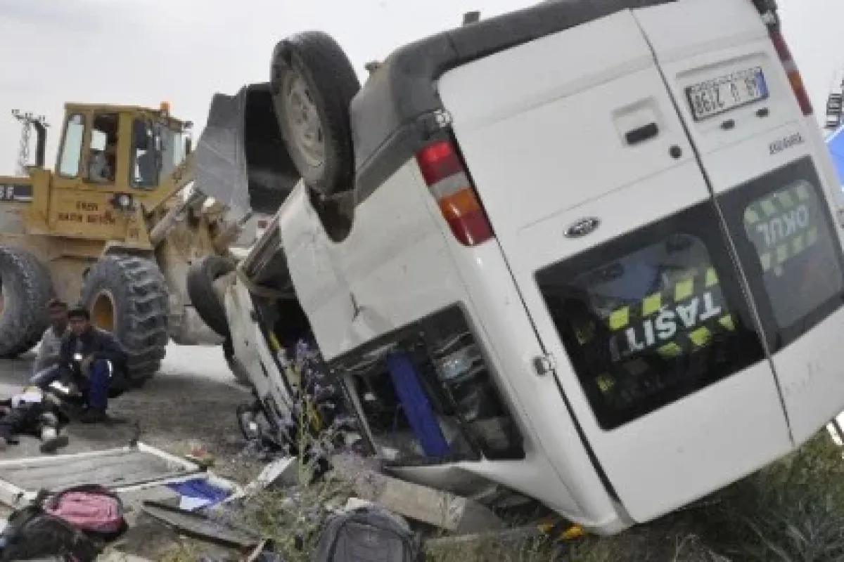 Öğrenci servisi kaza yaptı: 3’ü ağır 16 yaralı