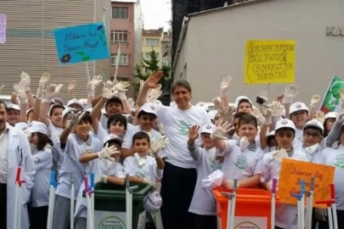 Belediye Başkanı çocuklarla birlikte sokakları temizledi