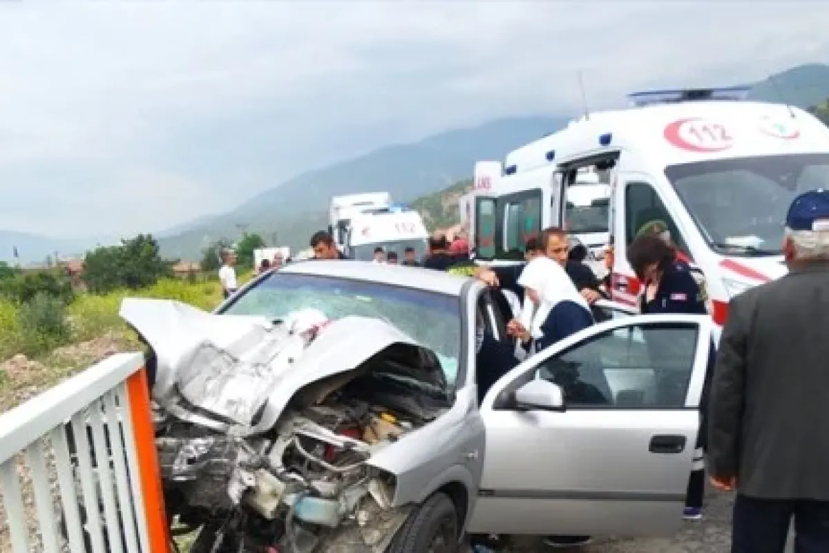 Otomobil köprü direğine girdi: 1 ölü, 3 yaralı