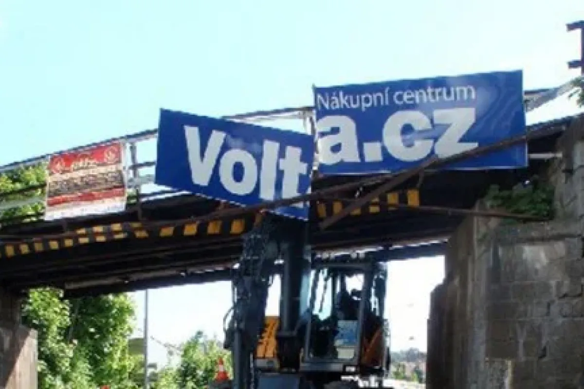TIR üst geçide çarptı