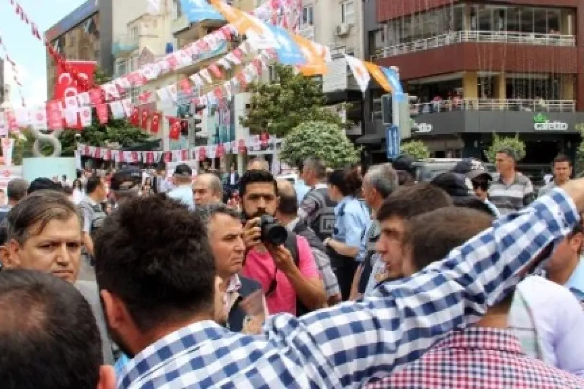 MHP’lilerden AK Parti standına saldırı