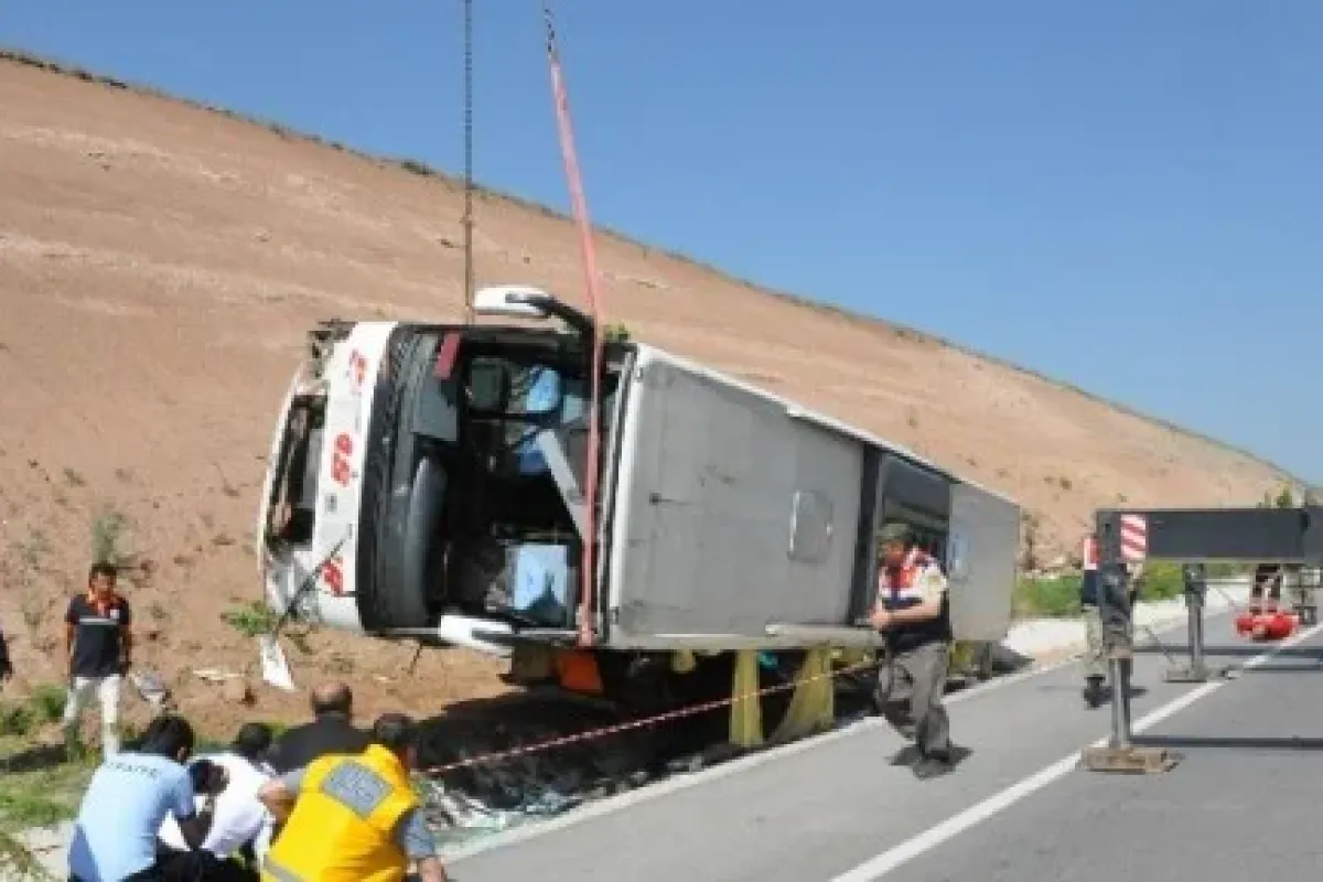 Yolcu otobüsü şarampole devrildi: 25 yaralı
