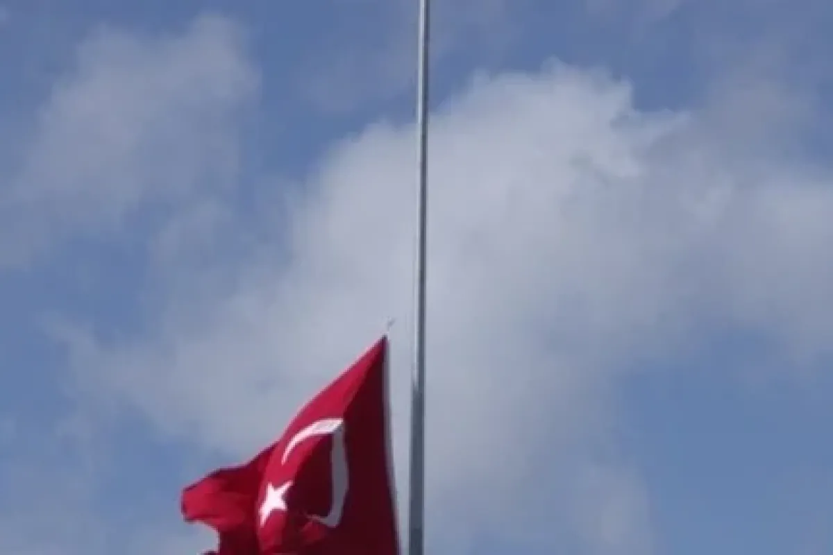 Türk bayrağını indiren şahıslar serbest