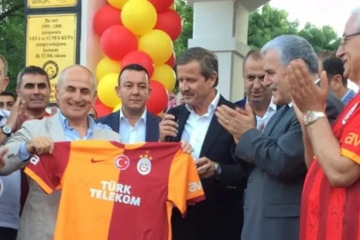 Bayrağı şampiyonlar anıtına çekildi
