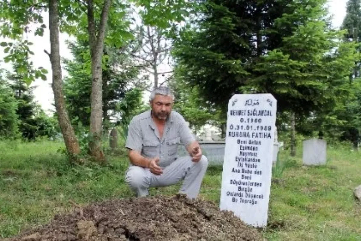 26 yıldır bulunmayan abisinin mezarını kazdı