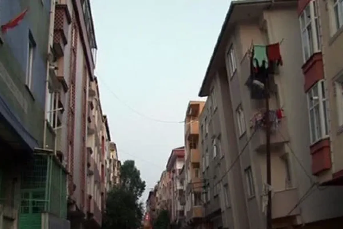 Gaziosmanpaşa’da 5 katlı bina yan yattı