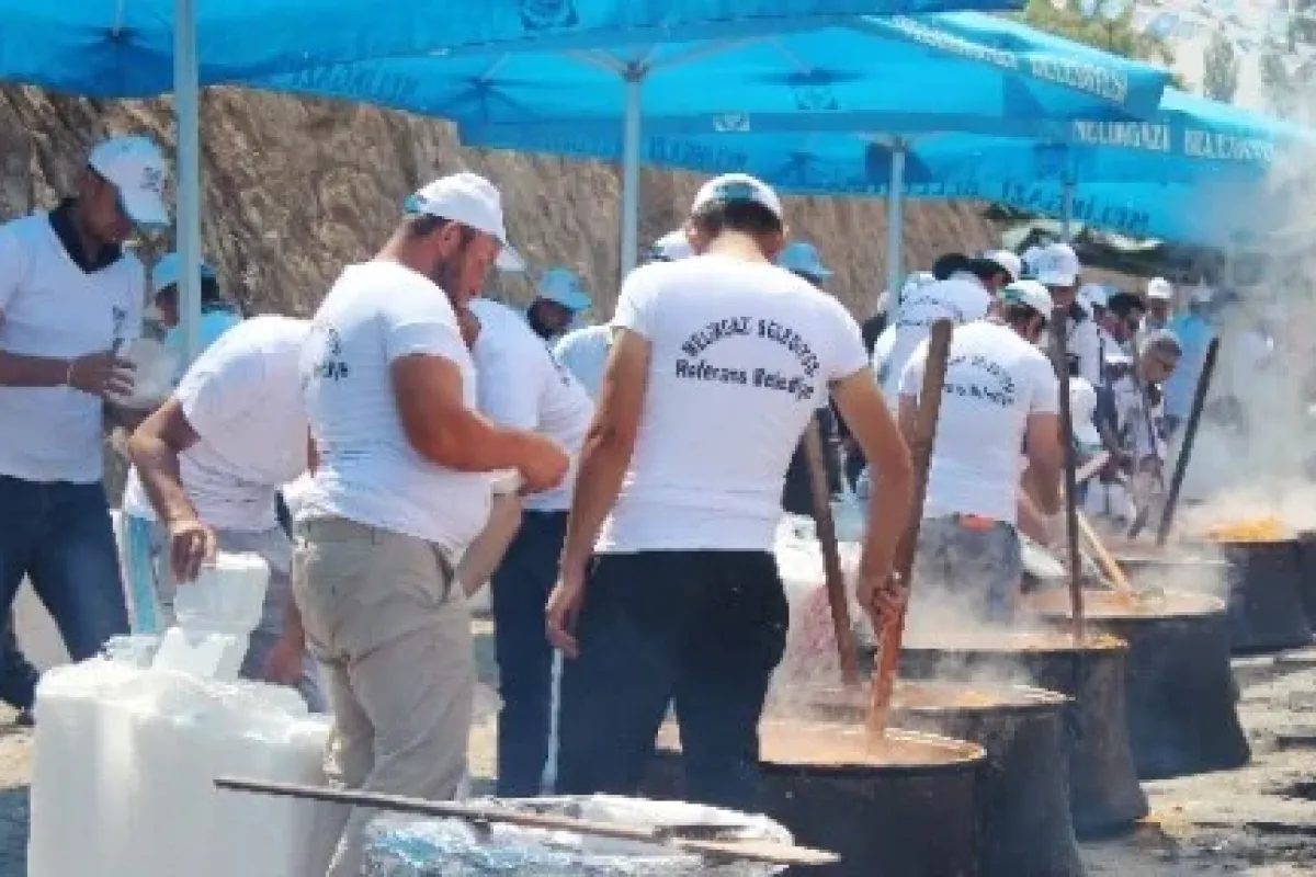 Bakan hem pilav yaptı hem siyaset konuştu