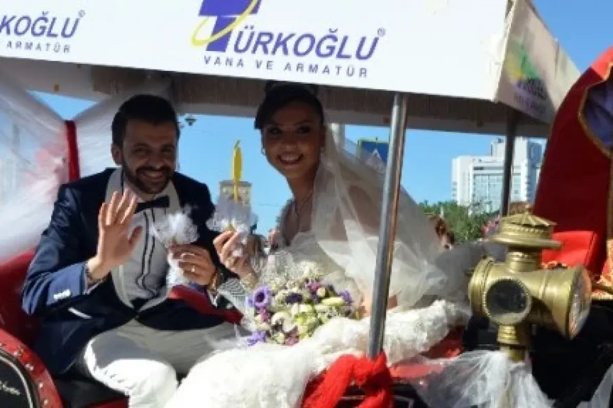 Çılgın çiftten İstiklal’de mehteranlı düğün
