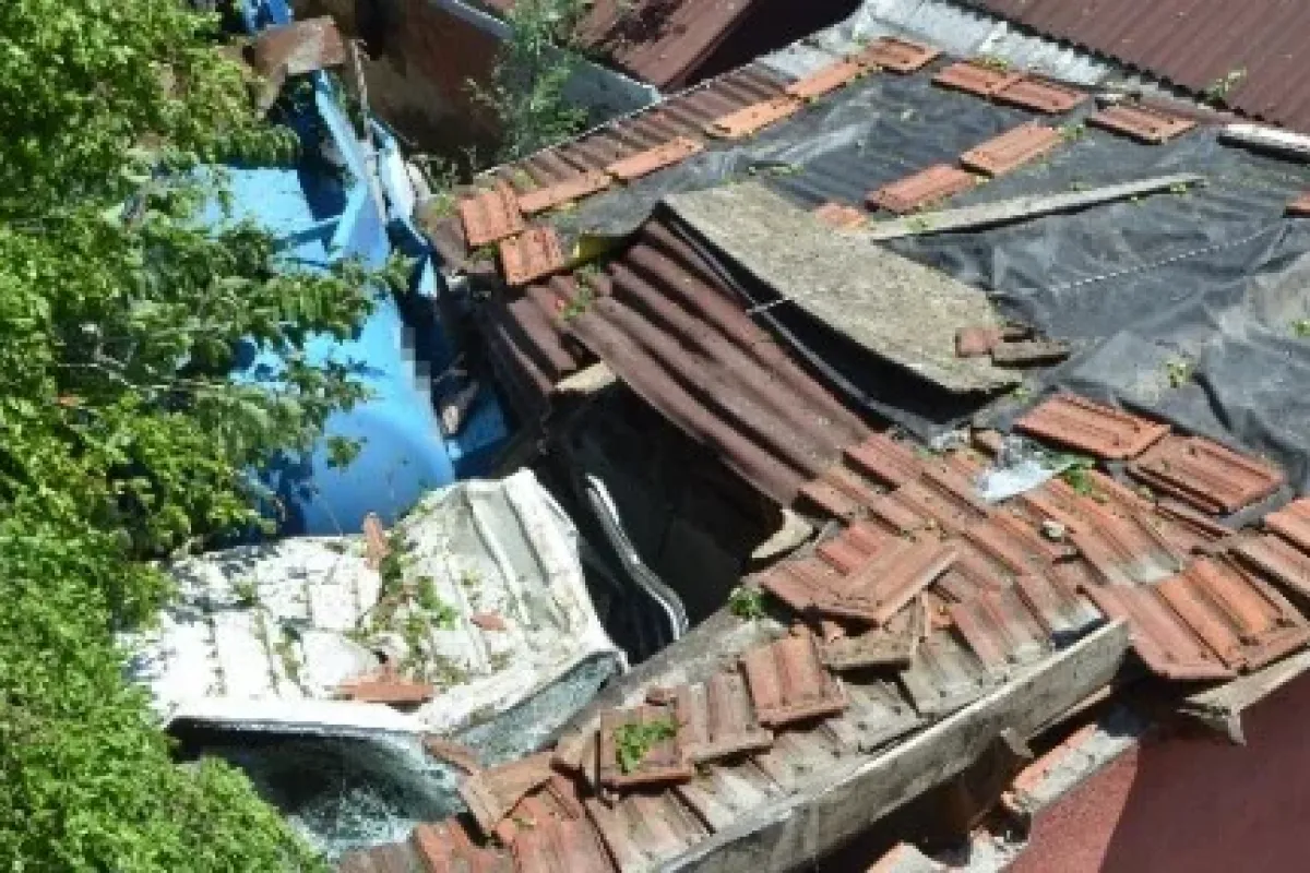 Kanal açma vidanjörü gecekondunun üzerine uçtu