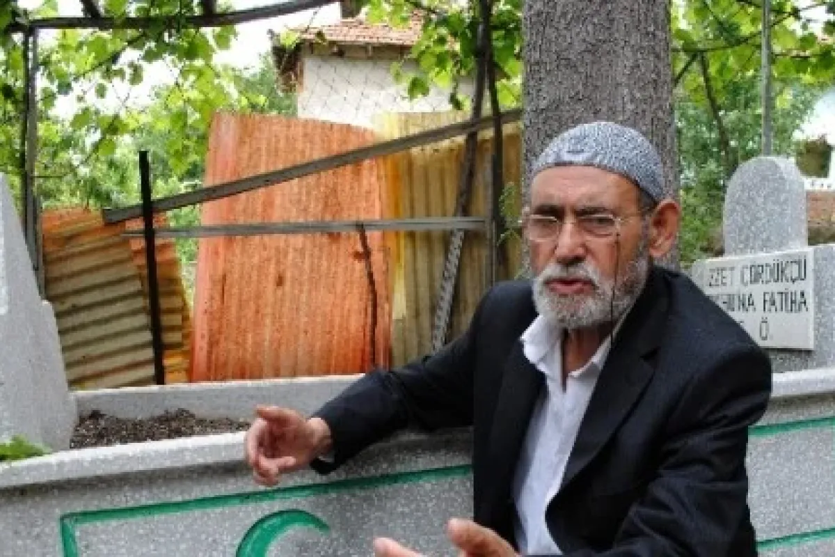 Ölmeden yaptırdığı mezarının başında her gün dua ediyor