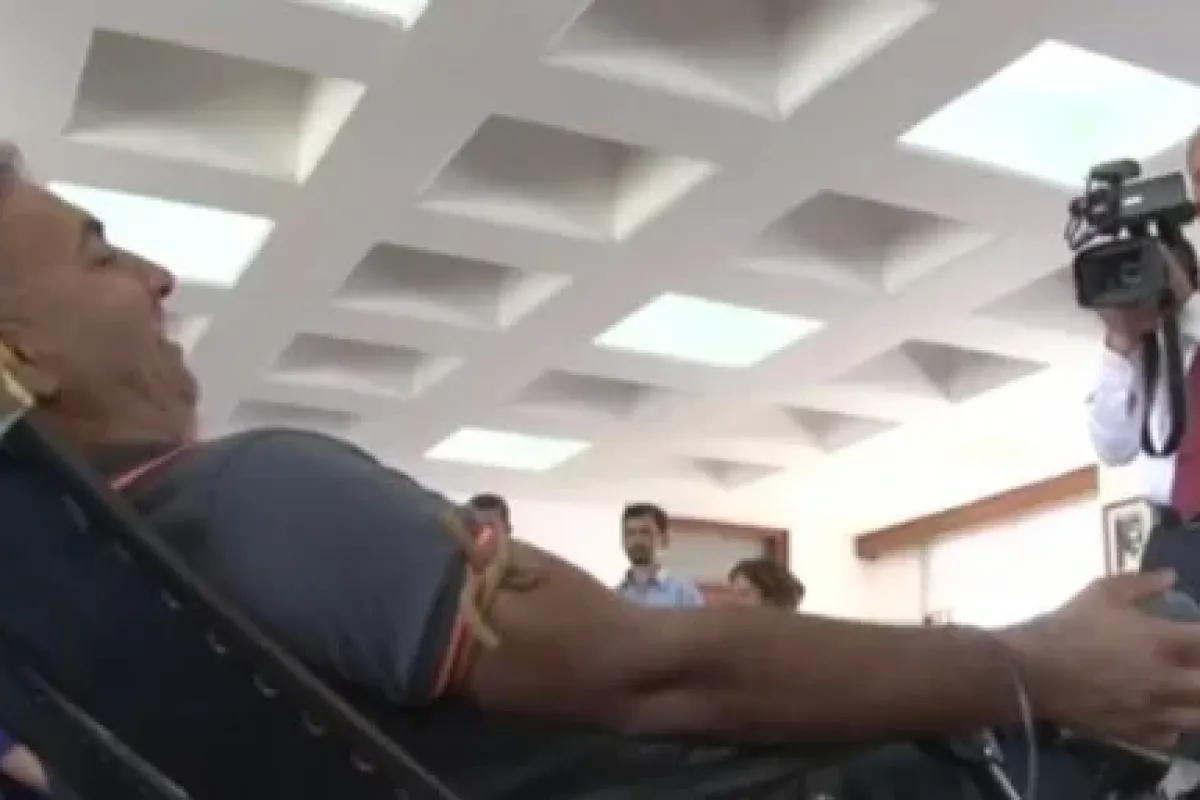 Başbakan kamerayı alıp İHA kameramanını çekti