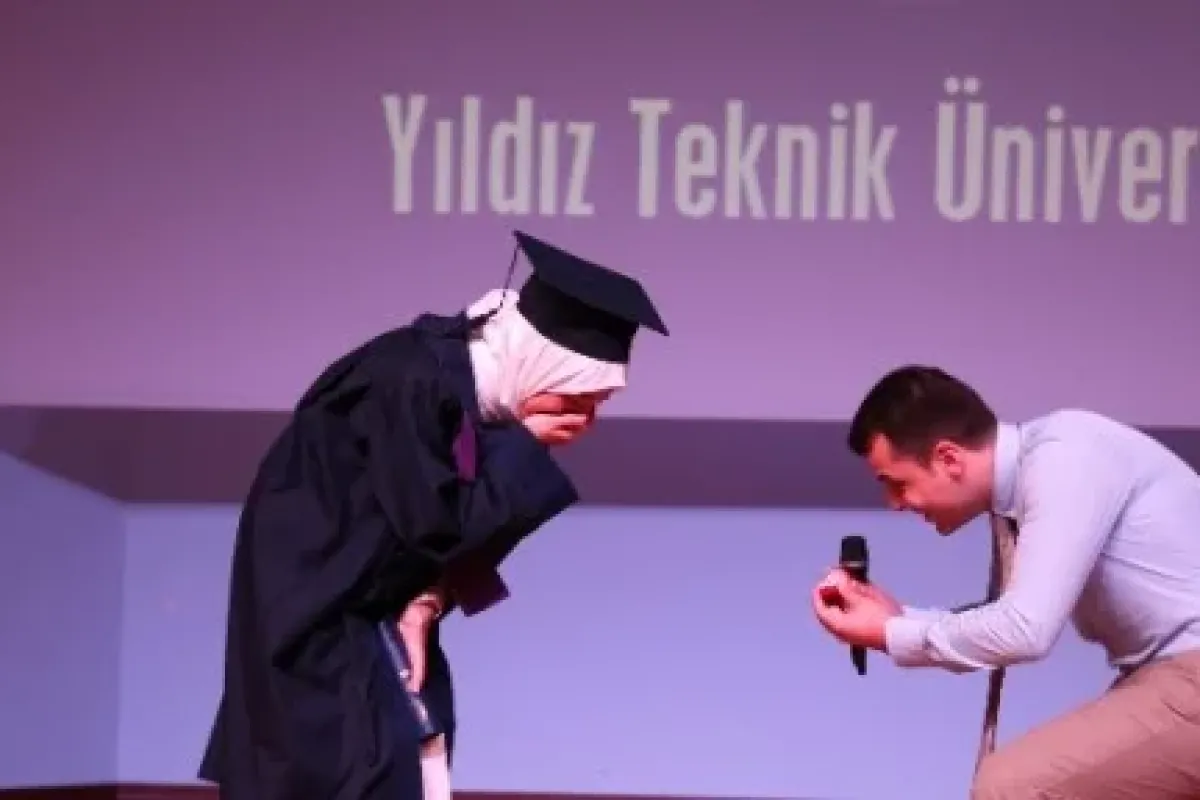 Mezuniyet töreninde süpriz evlilik teklifi