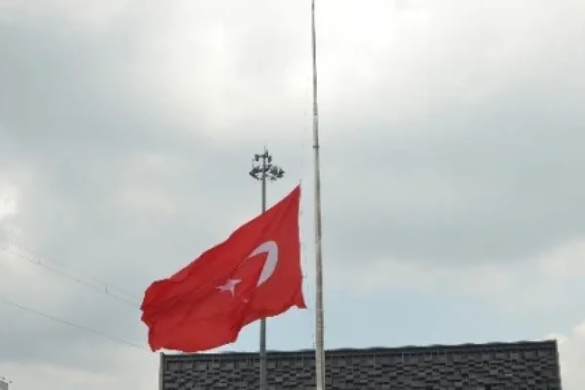 Dev Türk Bayrağı yarıya indirildi