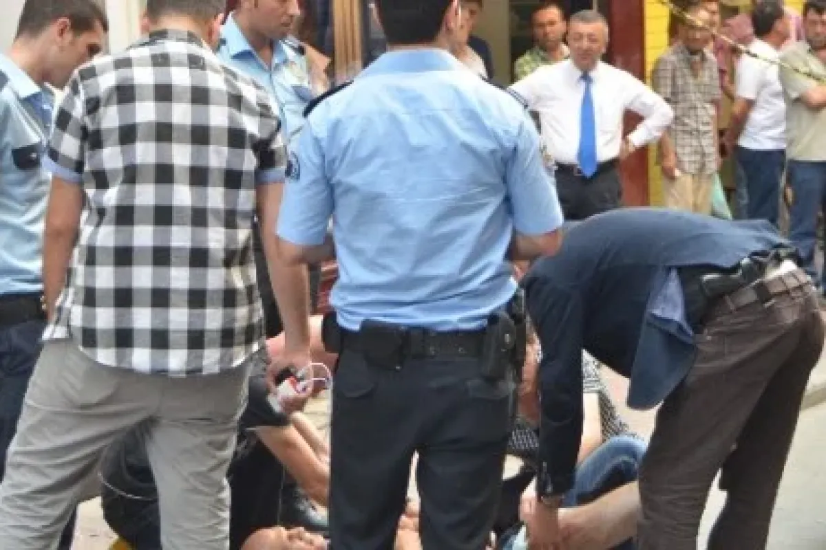 Dövme için silahını çekti