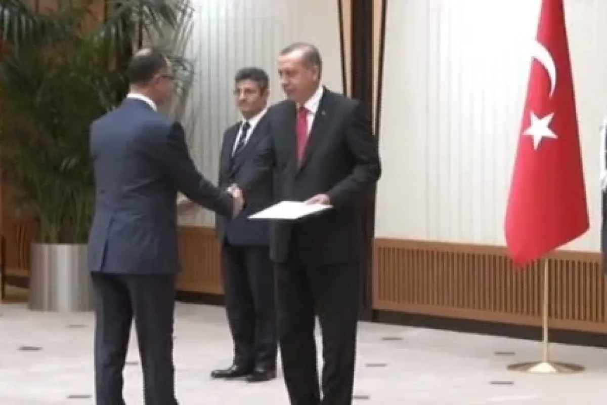 Güven mektubunu Erdoğan’a sundu