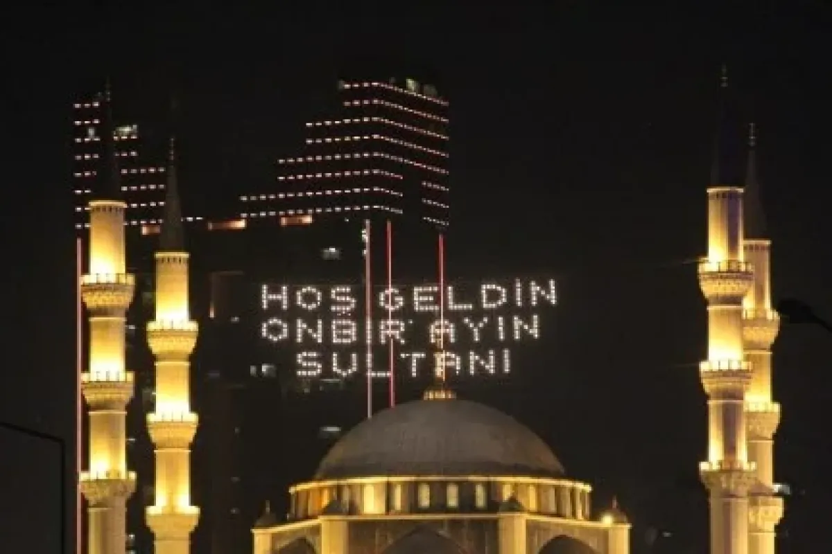 Mahyalar İstanbul’u aydınlattı