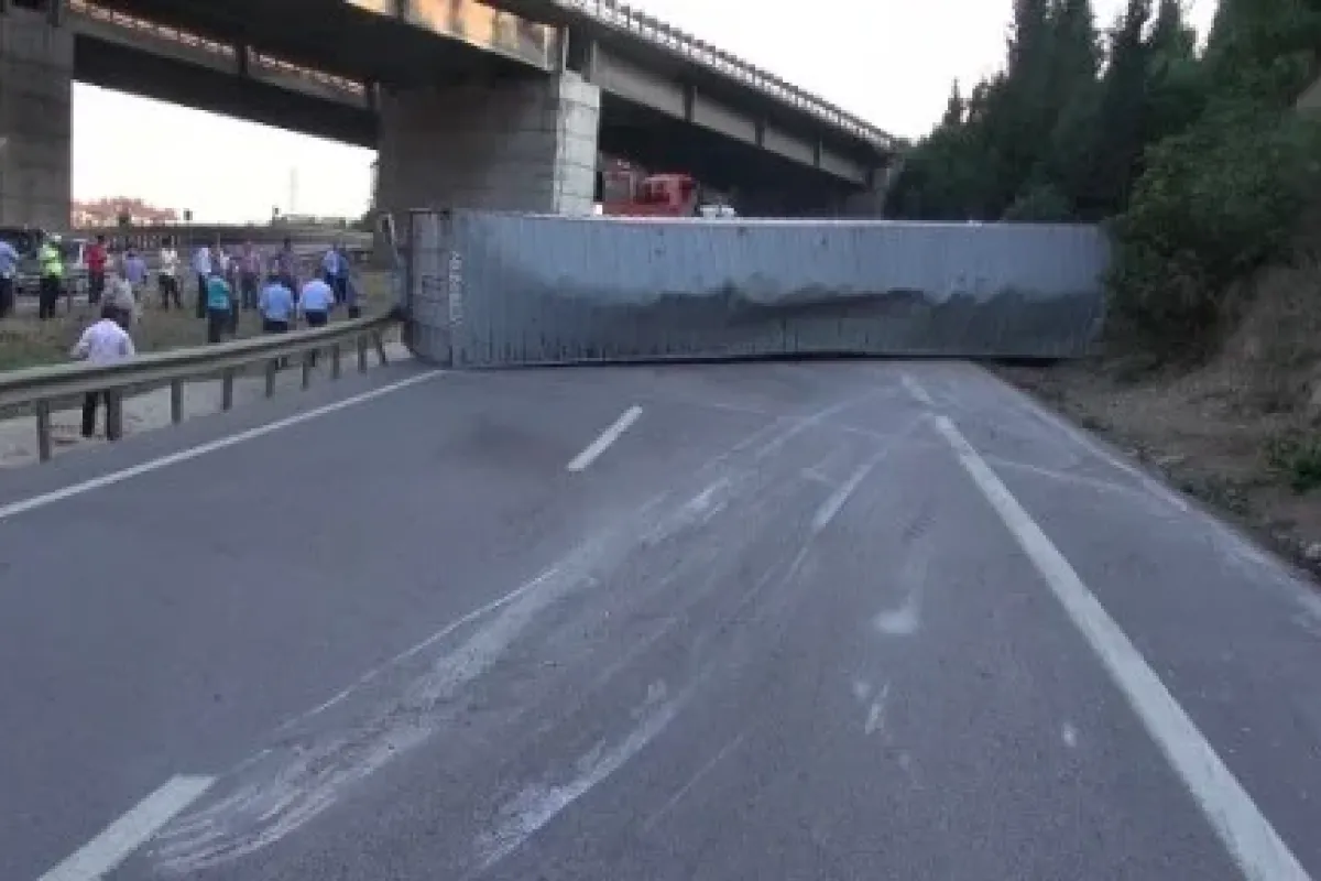 TIR devrildi trafik kilitlendi