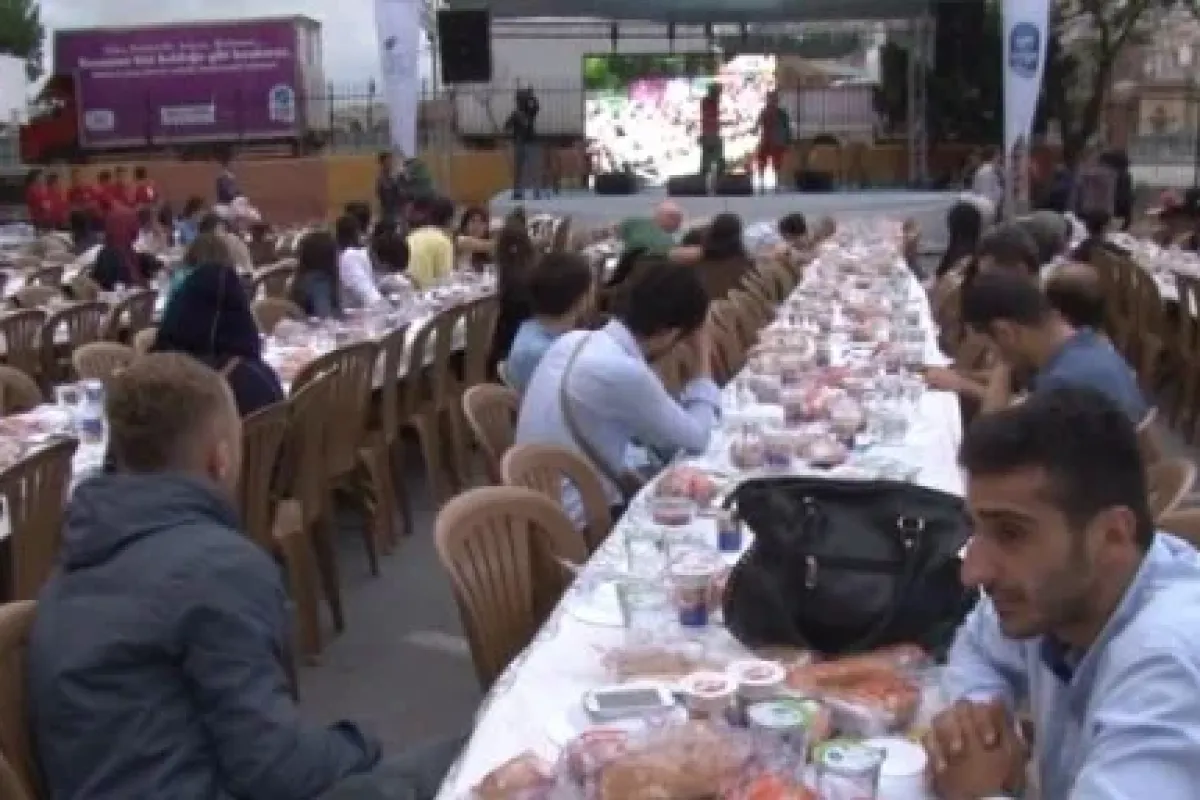 Eyüp Sultan Meydanı’nda iftar heyecanı
