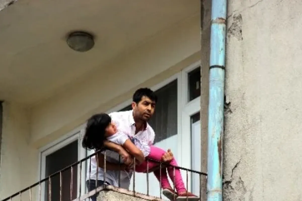 Çocuğunu rehin alarak boynuna ip geçirdi