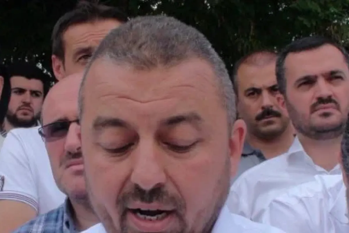Cuma namazı çıkışı Mursi eylemi