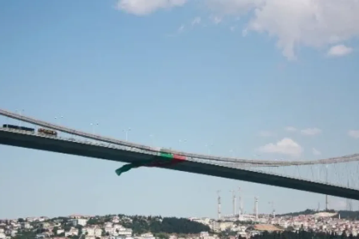 Boğaziçi’ne Karşıyaka bayrağı