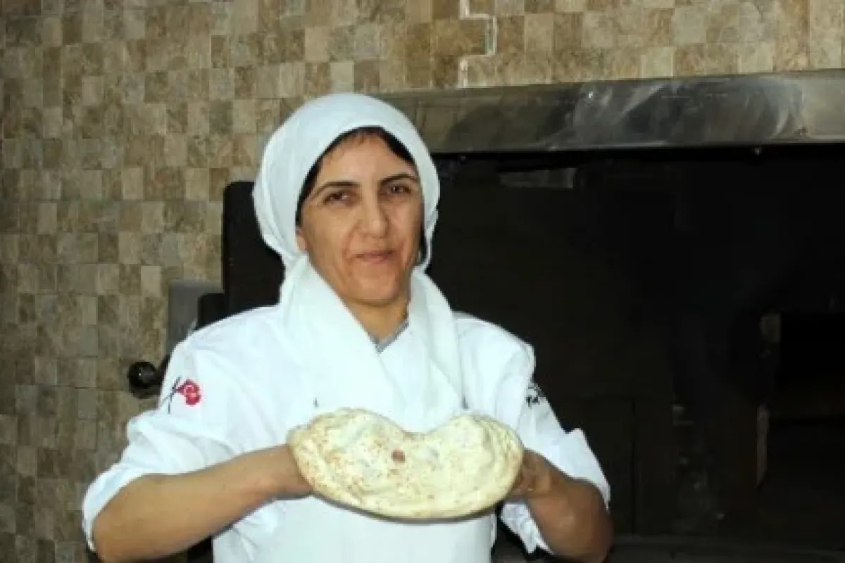 Elinin hamuruyla erkeklere taş çıkartıyor