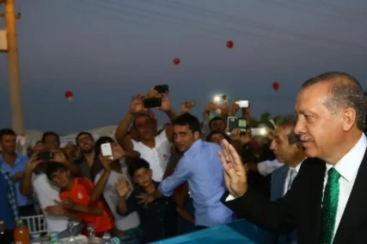 Mültecilerle iftar yaptı