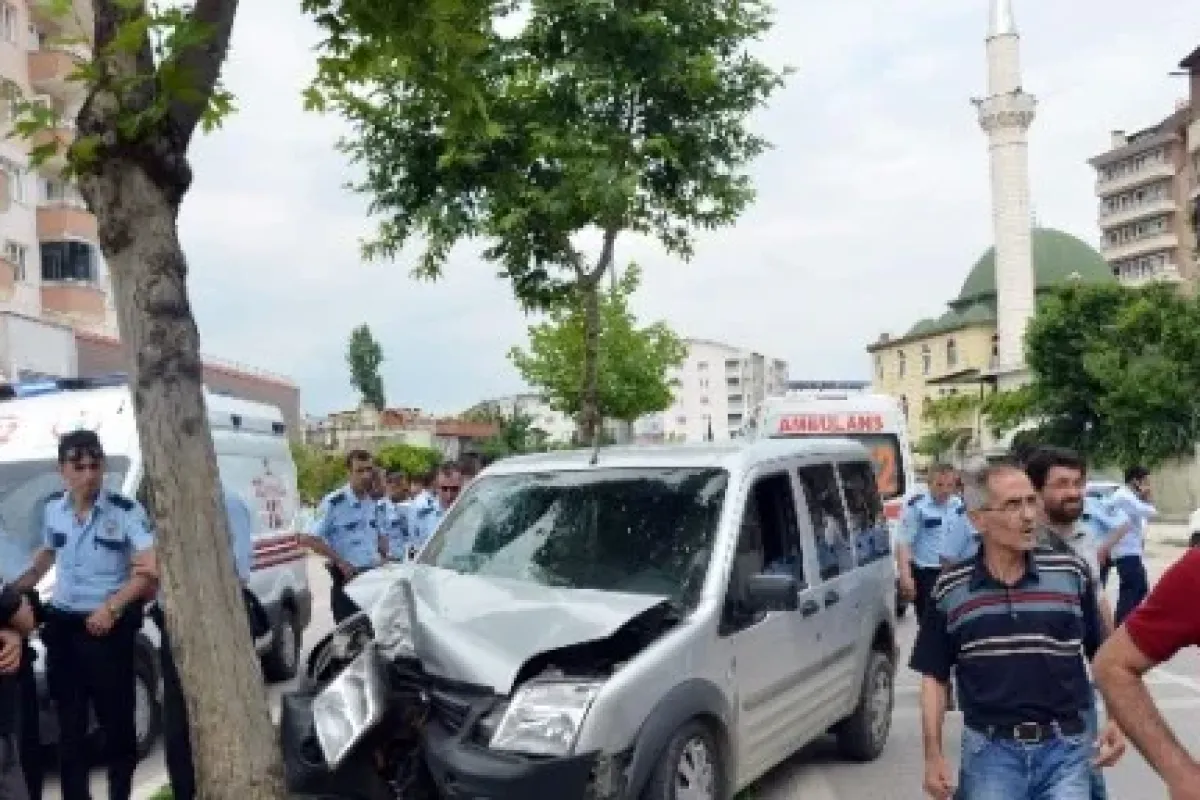 Polis aracı çocuğa çarpmamak için ağaca çarptı