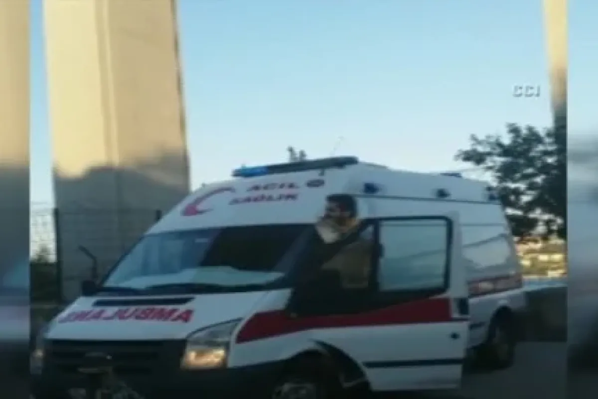 Ambulans şoföründen anonsla babalar günü kutlaması
