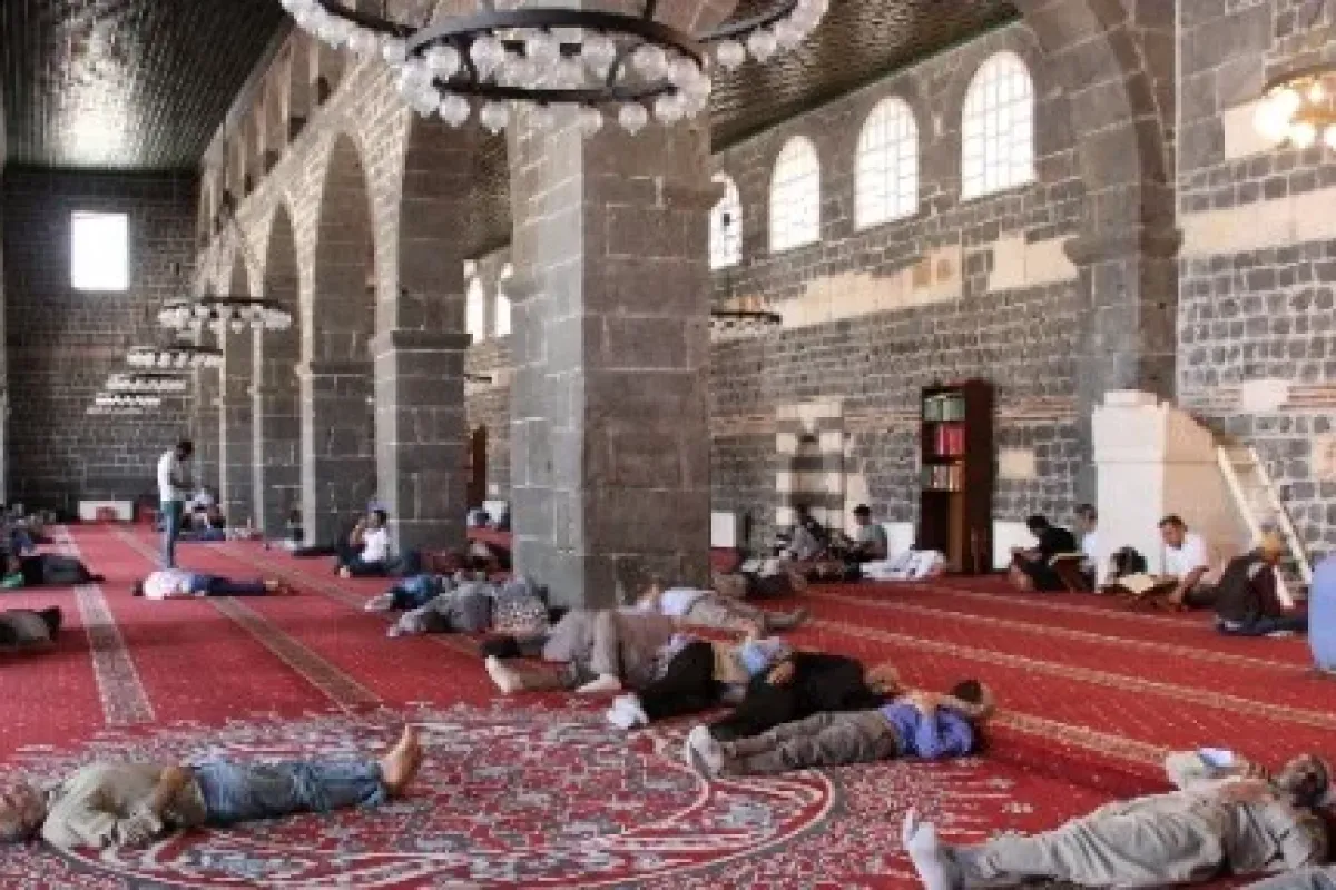 Sıcaklar camileri doldurdu