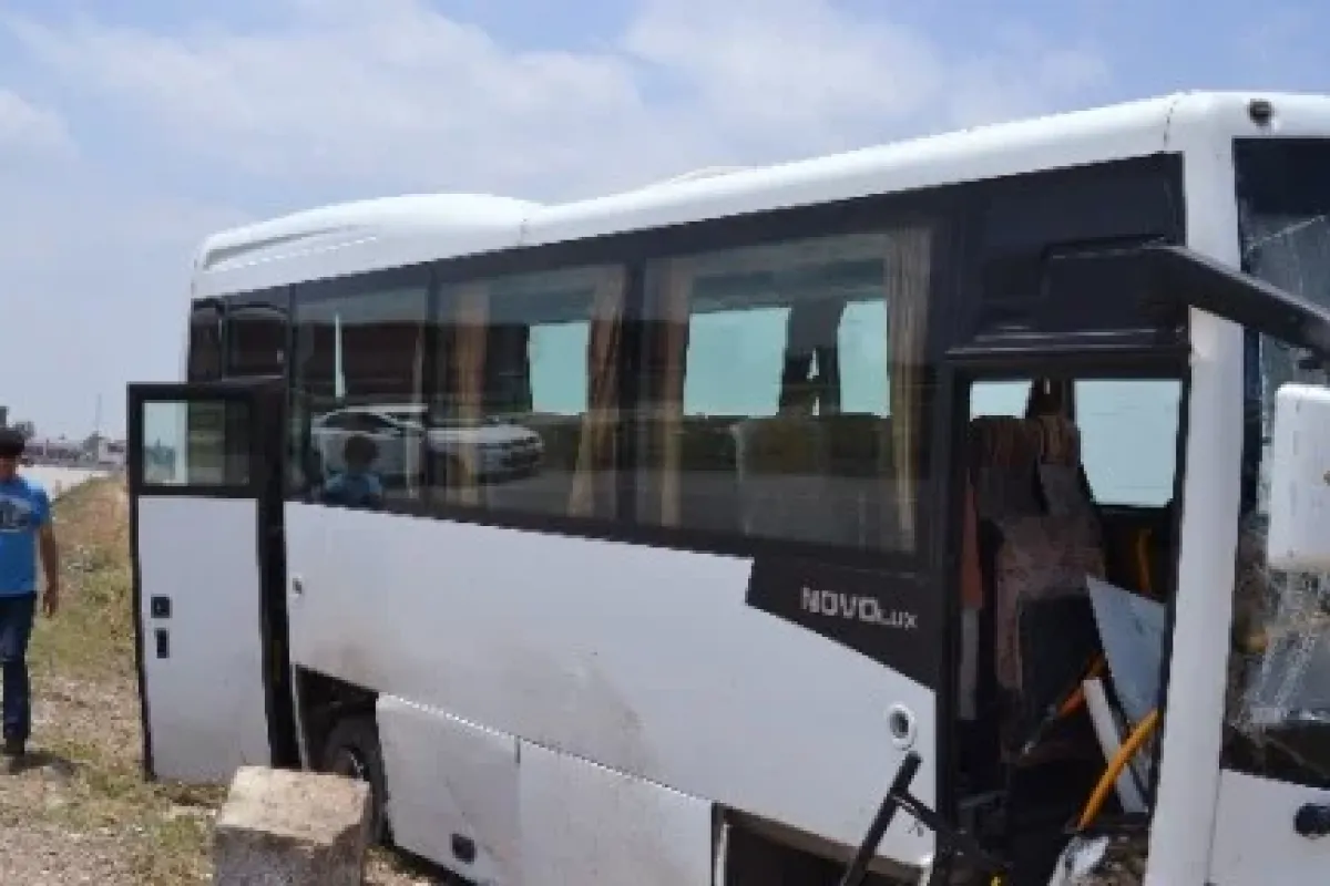 Lastiği patlayan otobüs refüje girdi: 10 yaralı