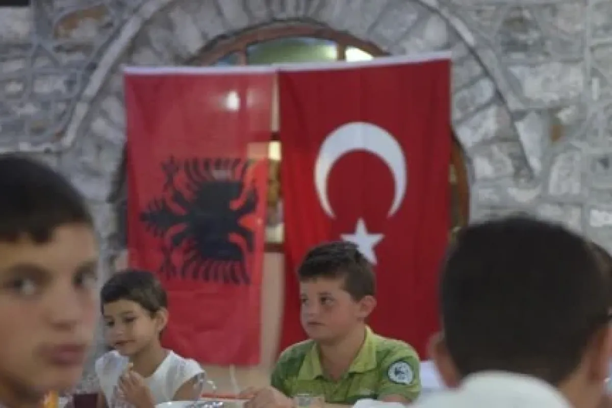 Diyanet Vakfı Arnavutluk’ta iyilik sofrası kurdu