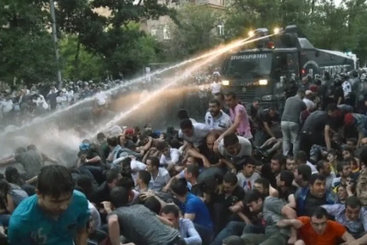 Elektrik zammı protestosuna polis müdahalesi