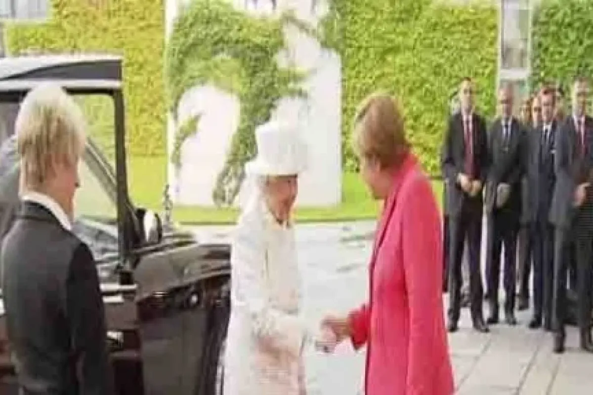 Kraliçe Elizabeth Almanya Başbakan ile görüştü