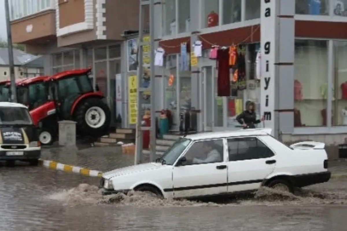 Sağanak yağış sele neden oldu