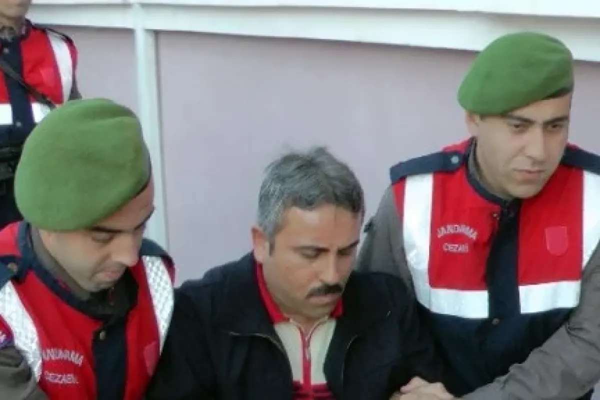 Bu adamda(!) her türlü pislik var