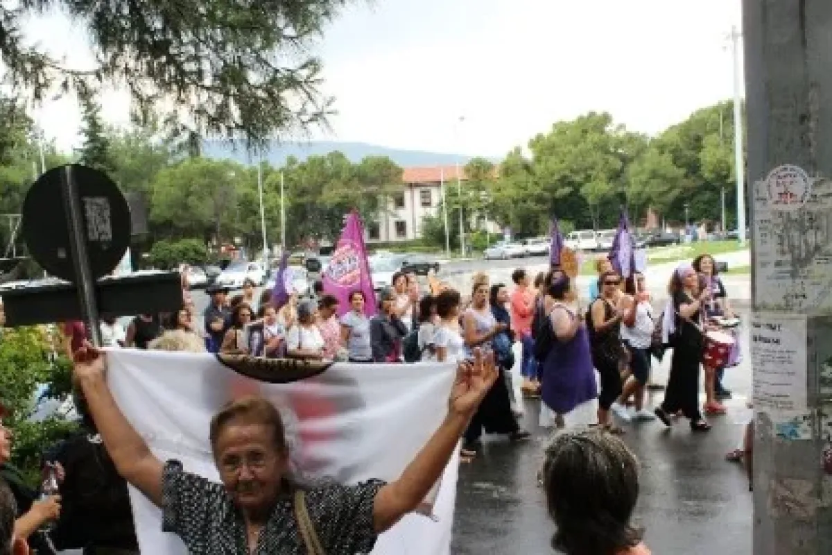Kadınlar kadınları protesto etti