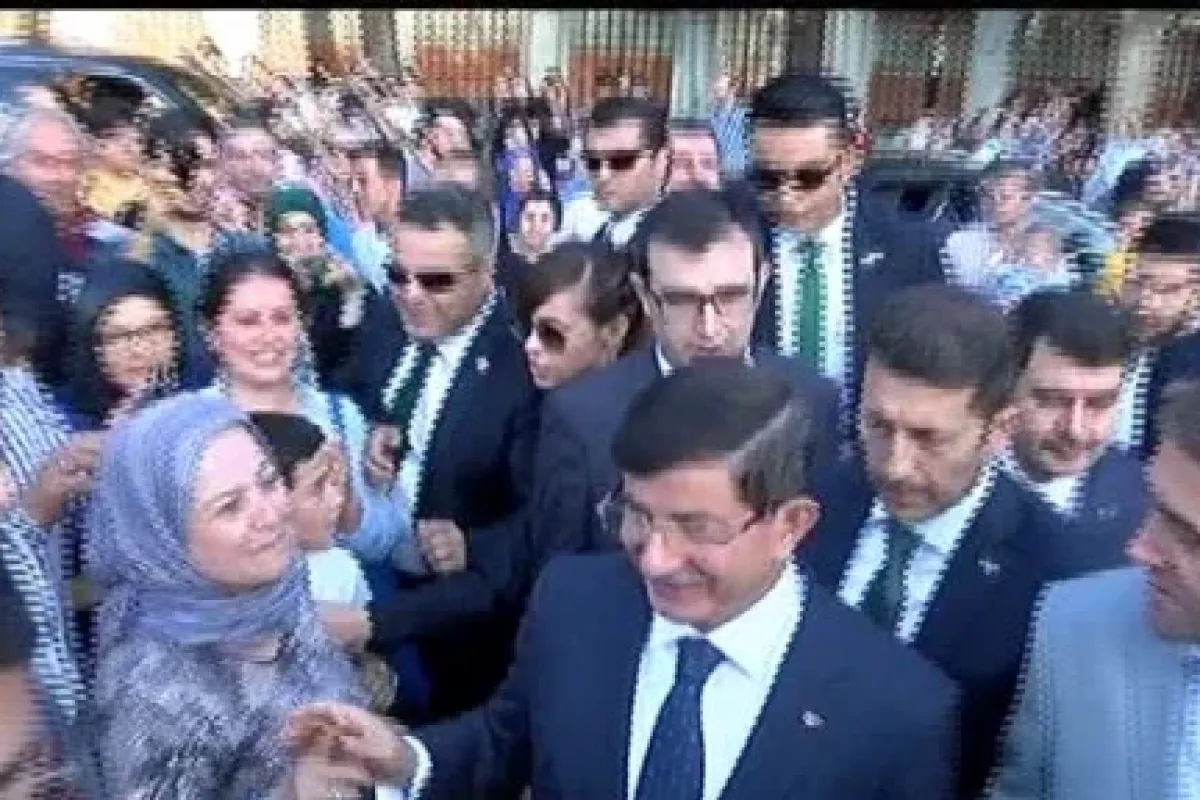 Başbakan Davutoğlu’na Sultanahmet’te yoğun ilgi