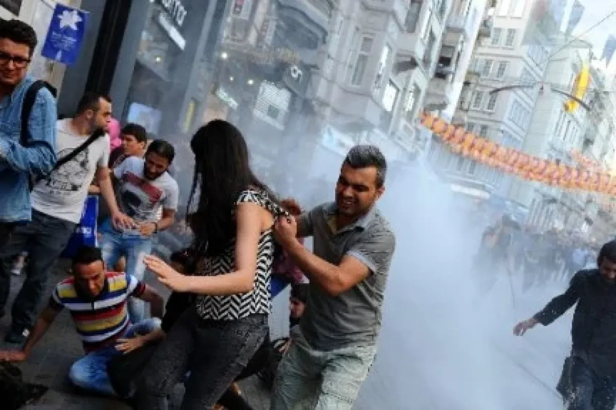 LGBT üyeleri ile polis arasındaki gerginlik devam ediyor