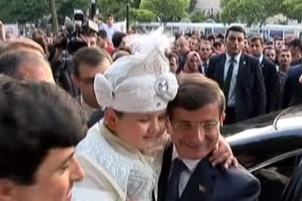 Sünnet olan çocuğa harçlık verdi