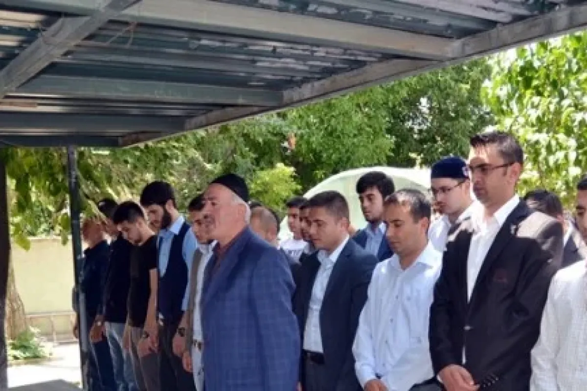 28 uygur türkü için giyabi cenaze namazı