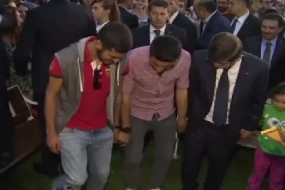 Başbakan Davutoğlu horon tepti