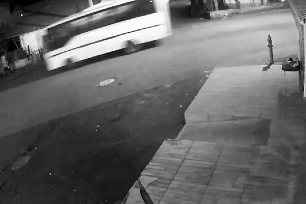 Servis kazası öncesi midibüs güvenlik kamerasına yansıdı