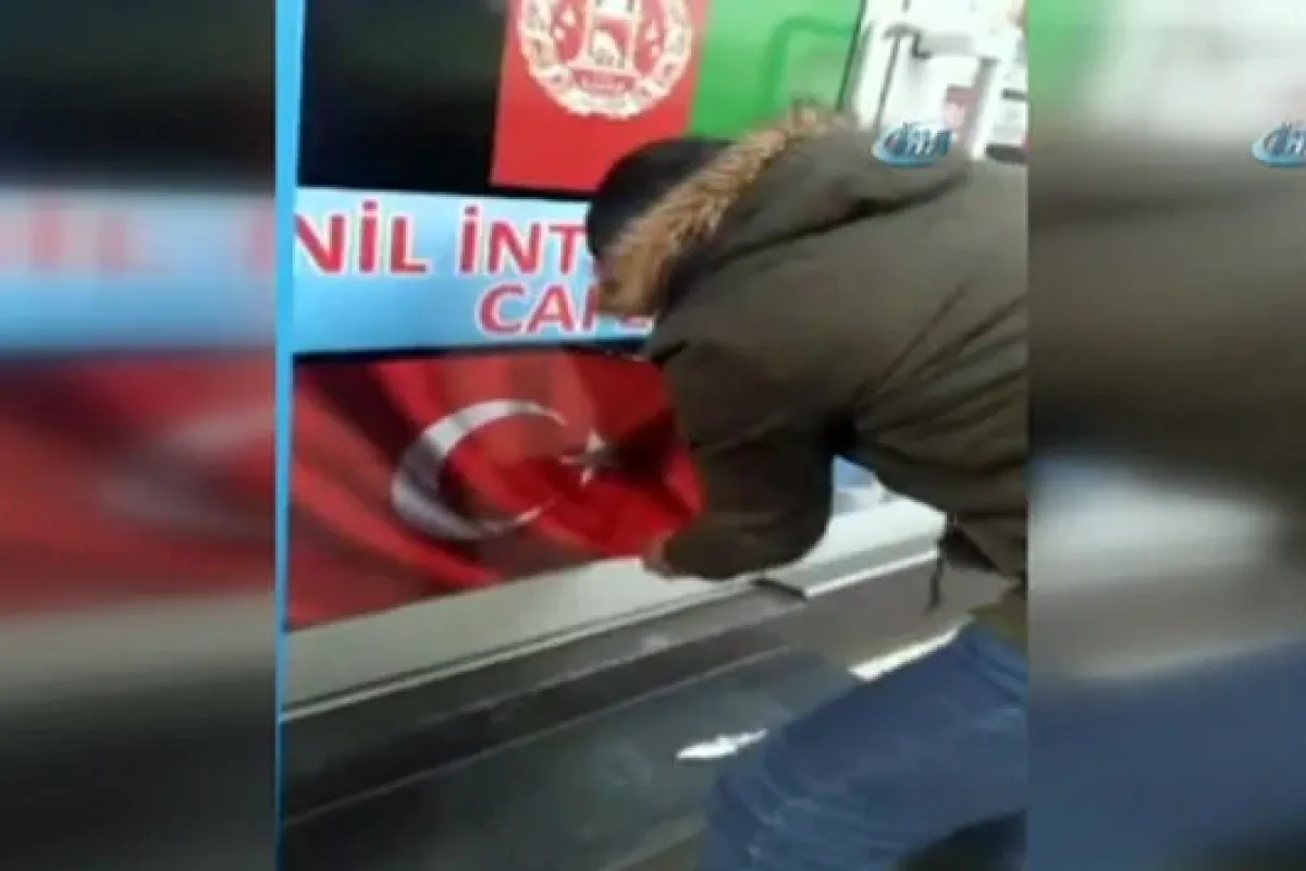 Malatyalı gencin bayrak hassasiyeti duygulandırdı